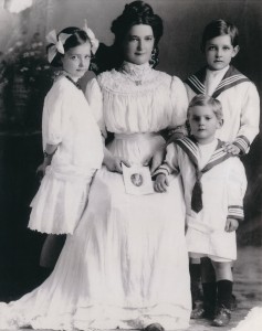 Florence van Sickle mit ihren ersten drei Kindern. Links Serena, hinten rechts Richard Keith, vorne rechts Bruder Bill. Quelle: Archiv Rohstoff Geschichte, Sammlung James van Sickle.