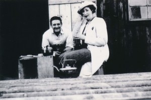 Teatime mit Gattin Dorothea im Ölfeld. Quelle: Archiv Rohstoff Geschichte, Sammlung James van Sickle.