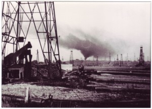 Die Ölfelder um Zistersdorf und Neusiedl 1944/1945. Am Horizont brennt vermutlich das Tanklager Hauskirchen. Quelle: Archiv Rohstoff Geschichte, Sammlung Dieter Sommer.